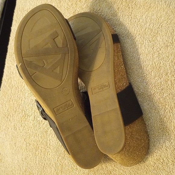 Black and tan slip on heels - Picture 4 of 6